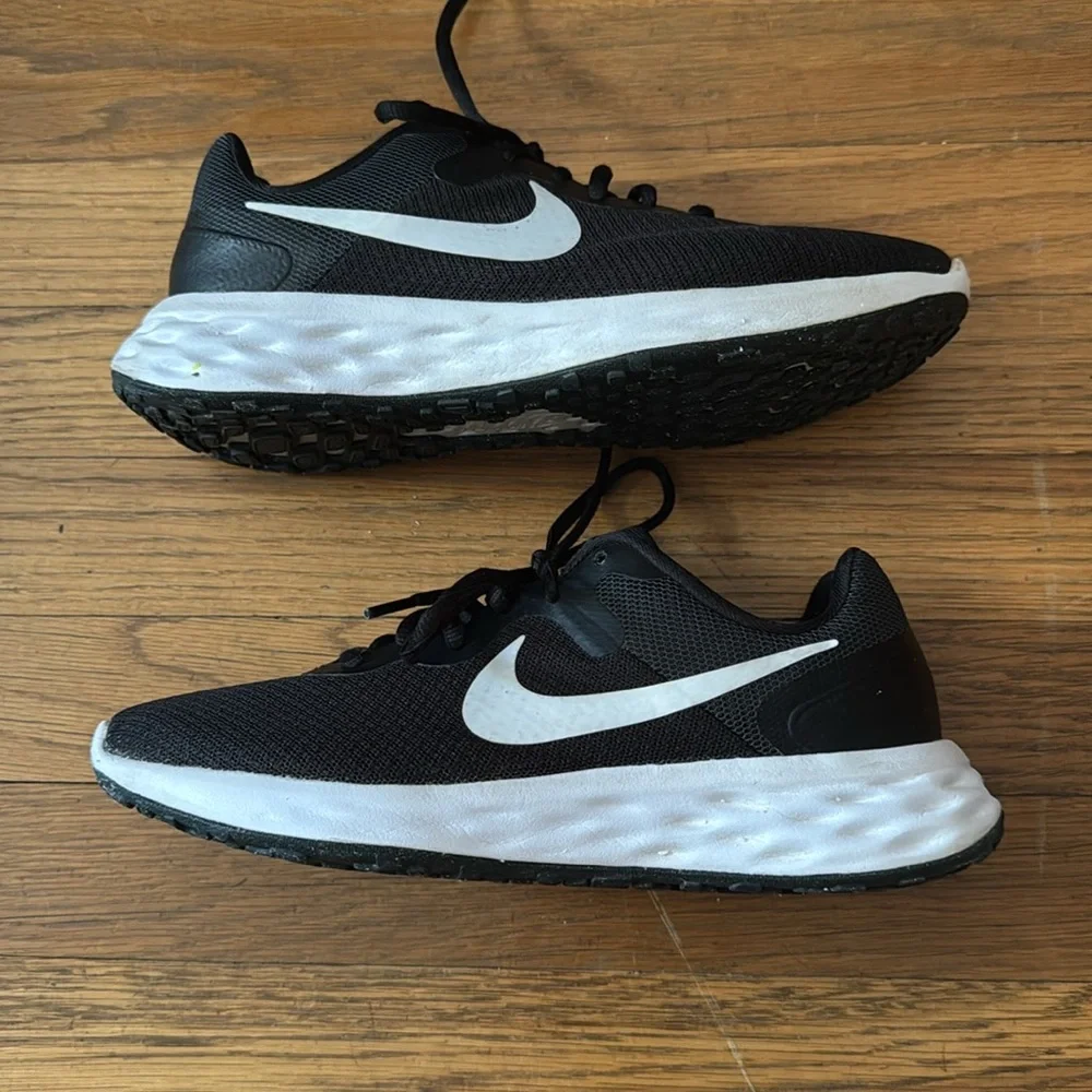 👟Women’s Nike Revolution 6 black/white running shoes. Size 7.5M.